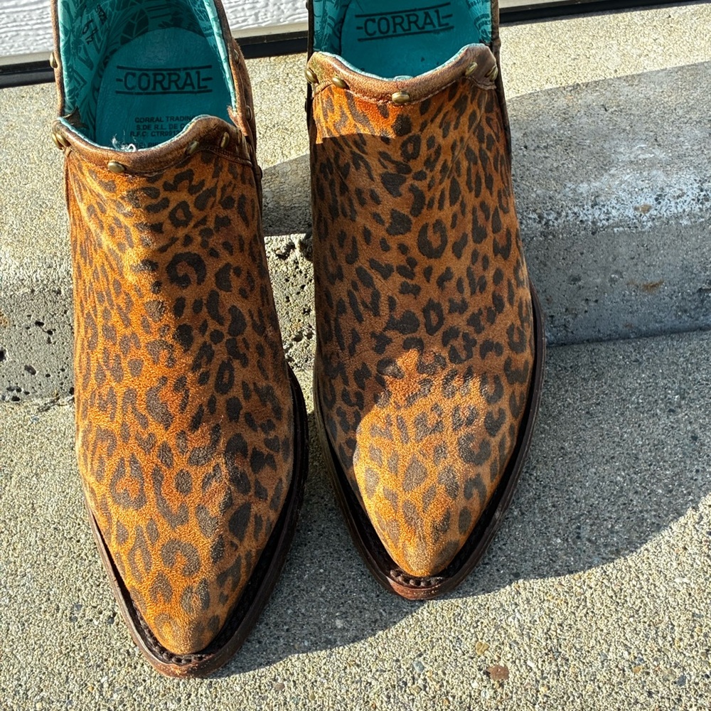 Corral Women's Leopard Print Fashion
Booties - Snip Toe